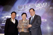 Photo 7ĦB8<br>
Dr Rita Fan Hsu Lai Tai, Steward of The Hong Kong Jockey Club, presents the trophy to Dr Chang Fuk To & Mrs Maria Chang Lee Ming Shum, Owners of Champion Sprinter Lucky Nine. Trainer Caspar Fownes joins for a group photo after the presentation ceremony.